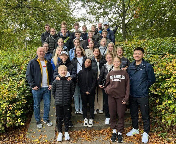 Stórur hópur av badmintonleikarum í Danmark